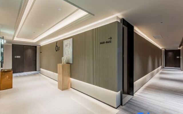 Shanghai People's Square Nanjing East Road Pedestrian Street Treasury Hotel