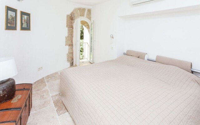 Spacious Castle in Jonquieres with Swimming Pool