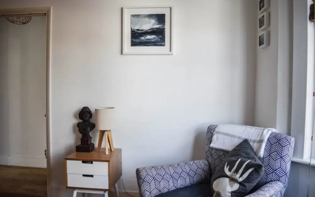 Cosy 1 Bedroom Modern Maisonette with Summertime Balcony