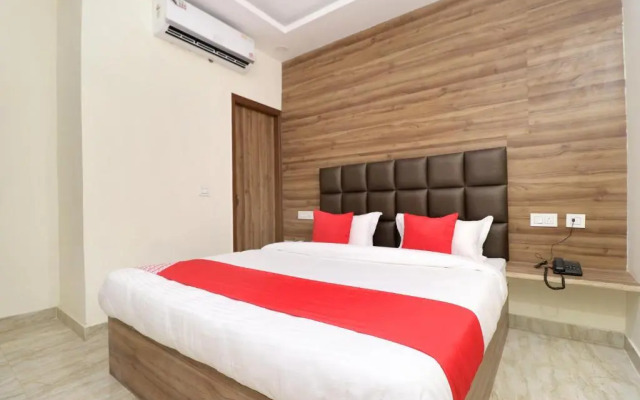 Oyo 24372 Hotel Cloud 9