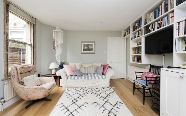 Stylish 2BR Garden Apartment in West London