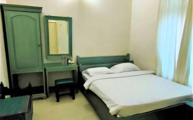 Hotel Savitri Country