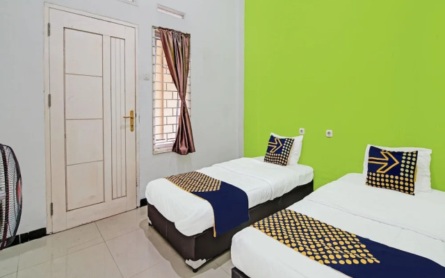 SPOT ON 92255 Lucky Guesthouse
