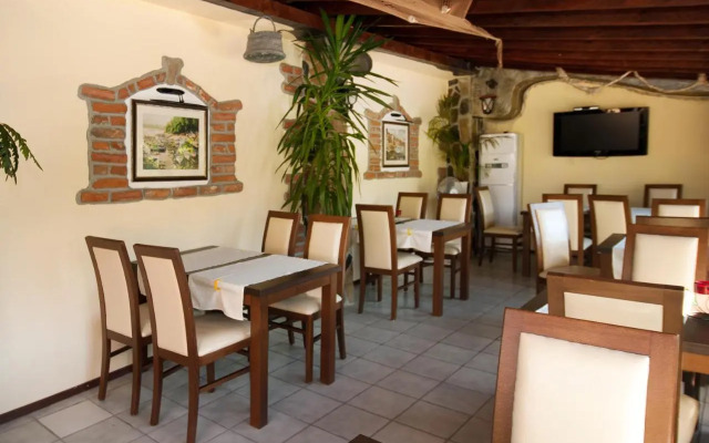 Vromos Guest House