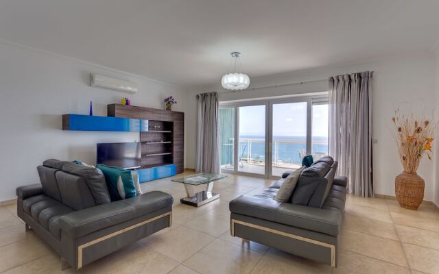 Stunning Seafront Lux Apt wt Pool, Upmarket Area
