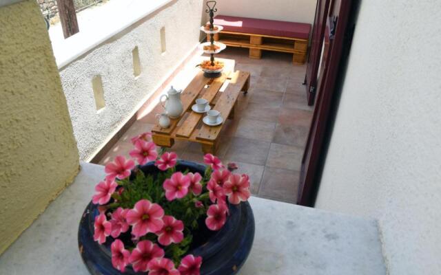 Little Yard Studios & Apartments #1