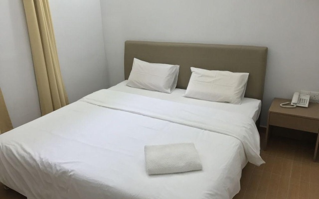 OYO 445 Charisma Hotel – Guest Rooms – Indera Mahkota