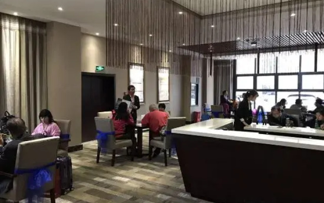 Yiqing Holiday Hotel