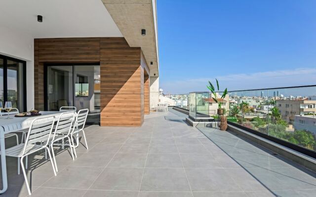 Sanders Crystal 1 - Large 4-bdr Penthouse With Shared Pool