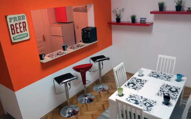 Traveler's Hostel & Apartments