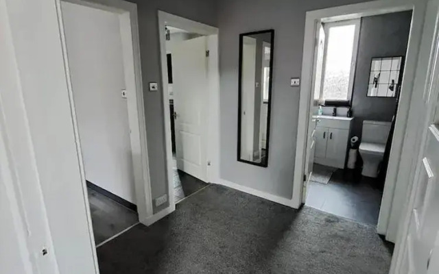 Renfrew Apartment Near Glasgow Airport