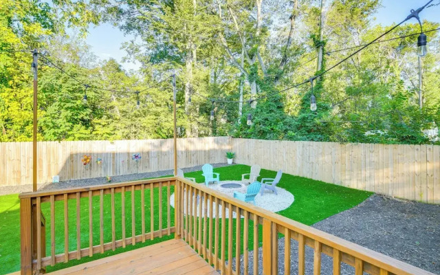 Greenville Escape w/ Deck + Fire Pit!