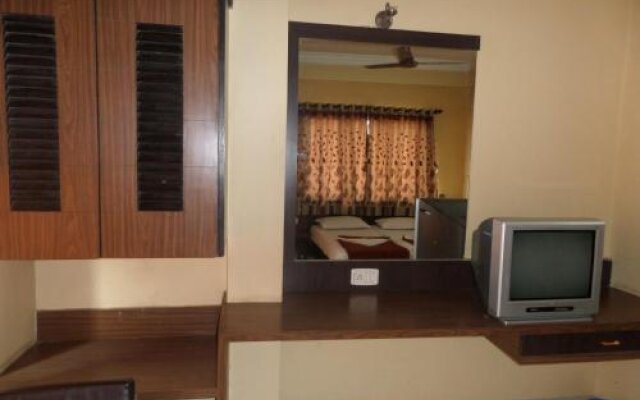 Hotel Shri Dwarka Deluxe & Lodging