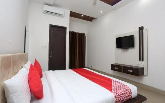 OYO 28227 Hotel Abhinandan