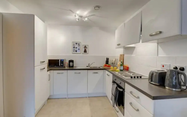 Lovely Flat in Kiln Close With Free Parking