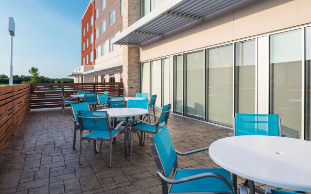 Holiday Inn Express & Suites Kingdom City by IHG