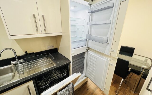 1-bed Apartment in Ealing, 3 Mins From Station
