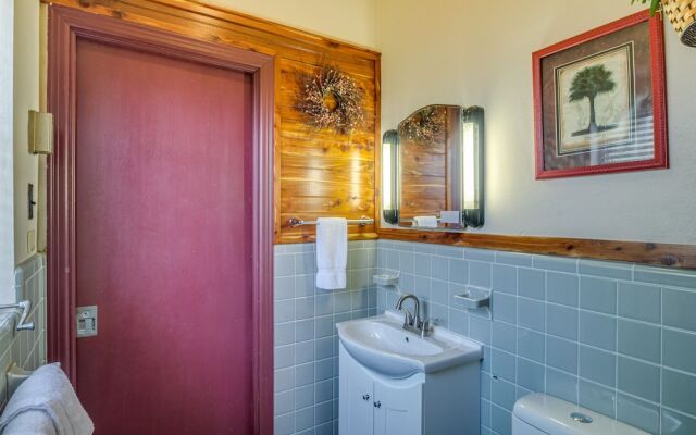 'ledge Lodge' Burkesville Getaway: Pool & Views!