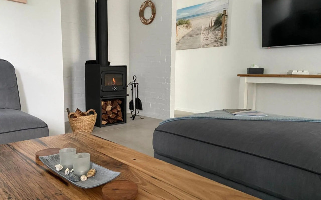 Sandy Feet Retreat - Pet Friendly - 1 Min Walk to Beach