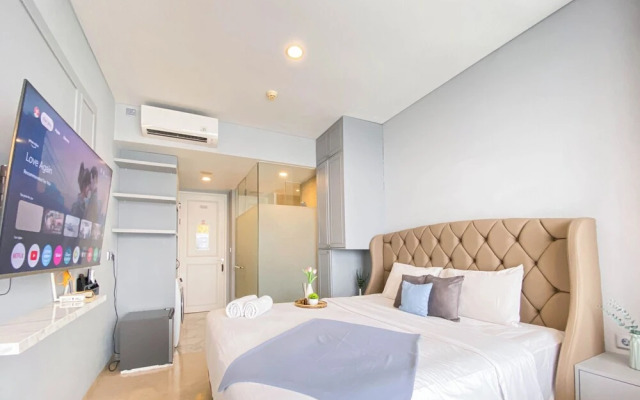 Minimalist and Cozy Studio at Apartment Art Deco
