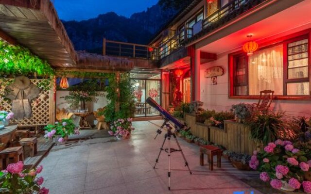 Yaqiu Courtyard Featured Hostel