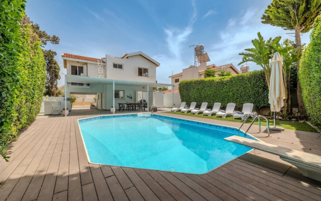 La Casa De Louie in Ayia Napa
