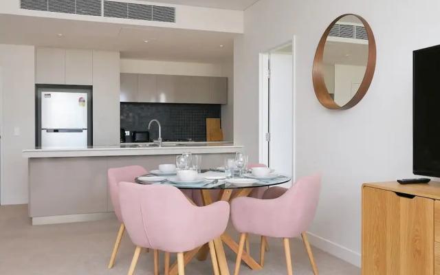 Large Modern 2 Bedroom Apartment near Lake Claremont