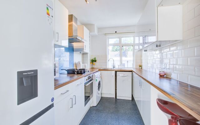 Private Family Apartment in Posh SW1 London