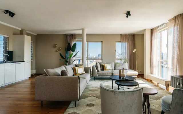 Harbor Breeze: Modern Stay