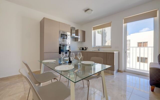 Deluxe Apartment Steps to St George's Bay