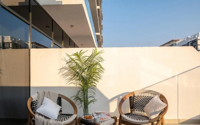 Large Balcony Studio 10mins From Dubai Mall