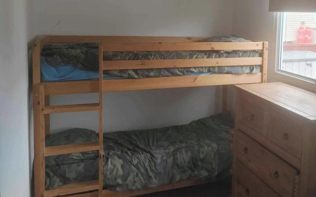 1br-garden-parking-pets-10 Mins to Beach