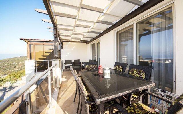 Sleek Flat With Private Beach and View in Milas