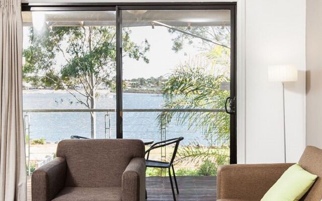 Majestic Oasis Apartments