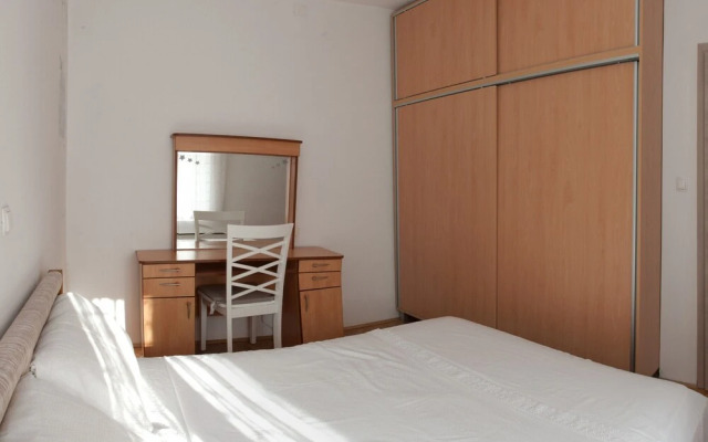 Modern apt With Large Garden & Parking in Center