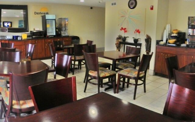 Royalton Inn & Suites