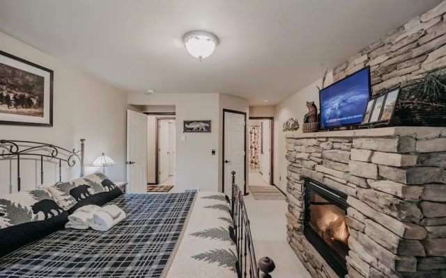 89gs - Hot Tub - Pets Ok - Wifi - Sleeps 4 1 Bedroom Home by RedAwning