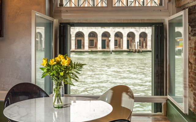 Locanda Leon Bianco on the Grand Canal