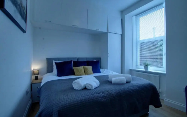 Dundee - 1 Bed - Sleeps 4 - Free Parking