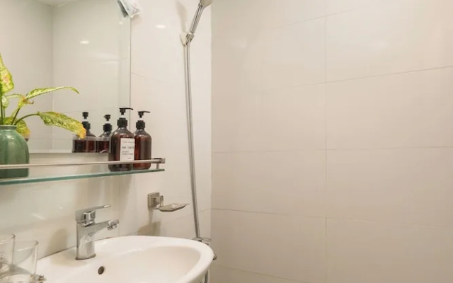 Queen Cafe Hotel & Pub