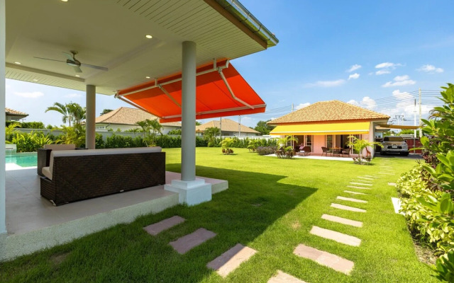 Modern 4 BR Pool & Tropical Garden MS-30