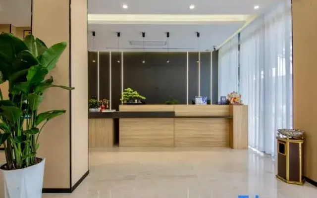Senlan Hotel (Zhongxiang Bus Station Branch)