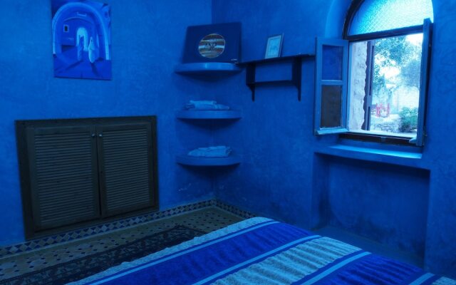 Double Bedroom and Spacious Garden With Swimming Pool