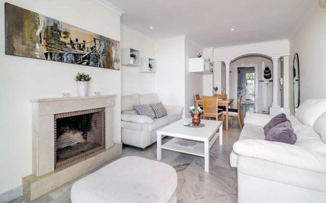SAT - Contemporary Apartment in Puerto Banus