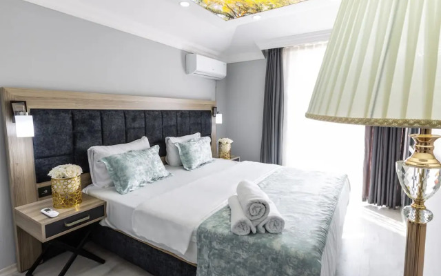 Li̇fe Pool Sui̇te Hotel