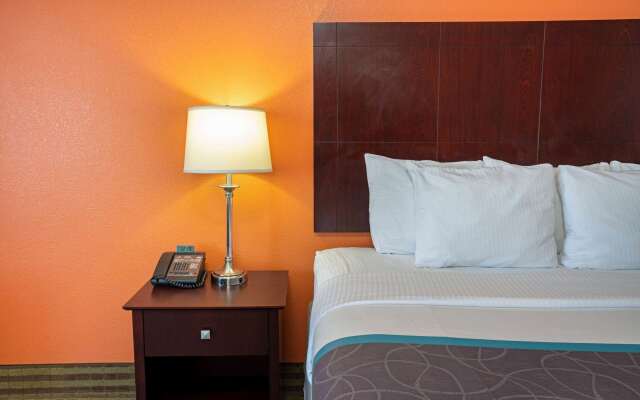 La Quinta Inn & Suites by Wyndham Houston Bush Intl Airpt E