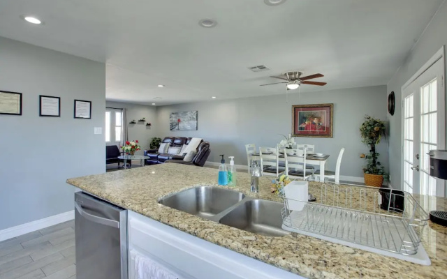 Las Vegas Retreat w/ Yard < 5 Mi to Strip!