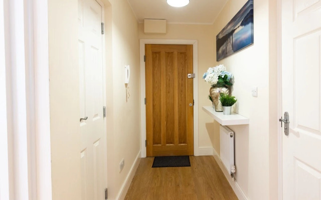 Velvet 1-bedroom Apartment With Balcony, Hoddesdon