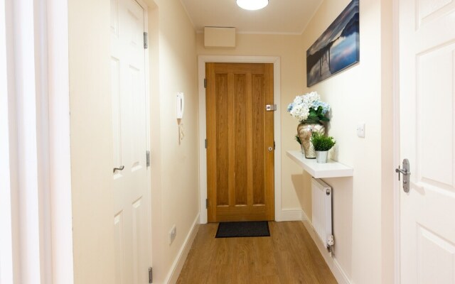 Velvet 1-bedroom Apartment With Balcony, Hoddesdon