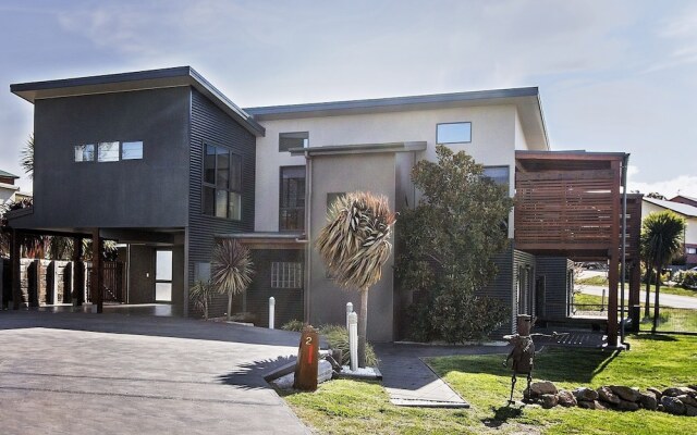 Ned Kelly's Retreat - Sophisticated style with modern convenience and